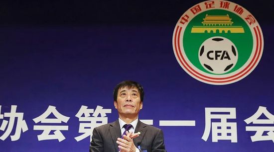 生活在动情的男女中