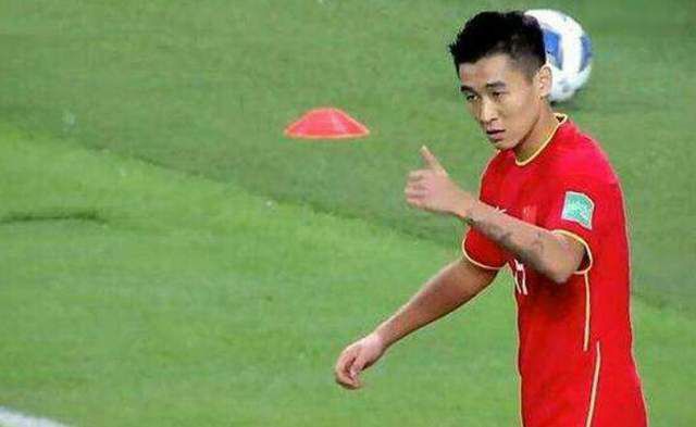 一个男孩子顶哭男孩子
